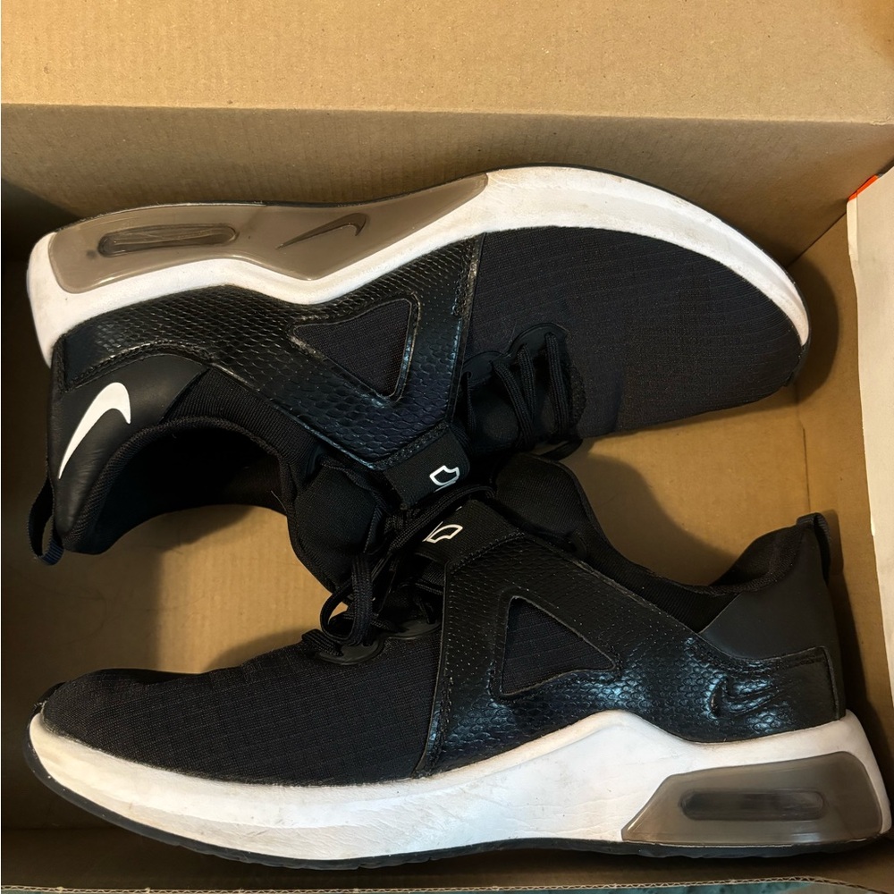 Nike Women's Black and White Sneakers